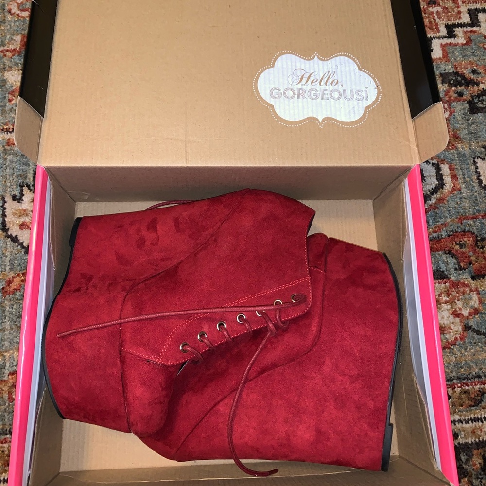 Suede garnet platform booties